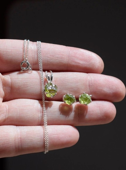 Raw Peridot Earrings and necklace Rough Peridot Jewelry Natural Peridot … - Picture 2 of 2
